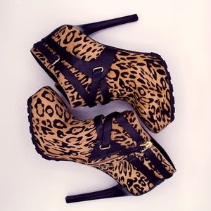 Sexy and chic Guess Leopard Print Booties